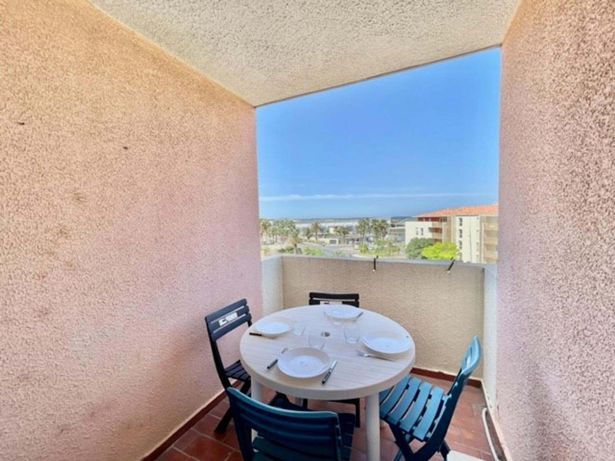 Climatise Avec Terrasse, Parking Prive, A 500m De La - Fr-1-338-35 *